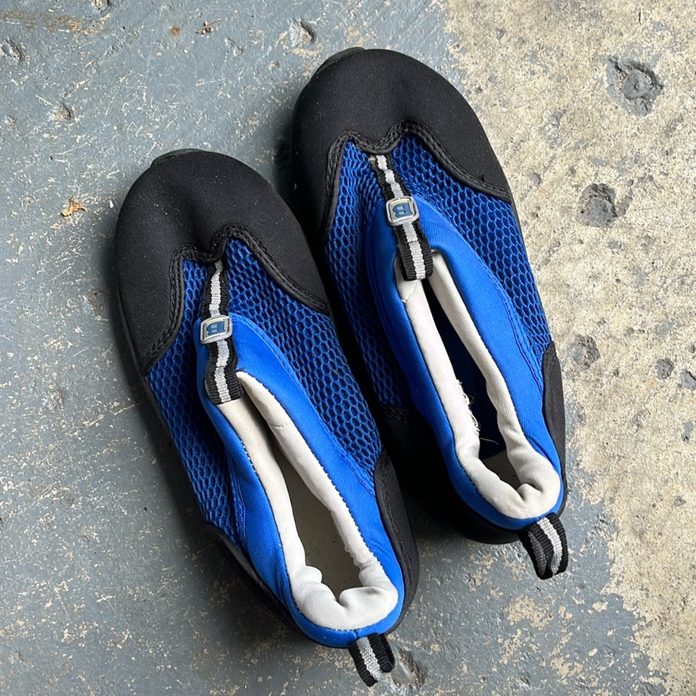 Broad stone water shoes for kids size 3